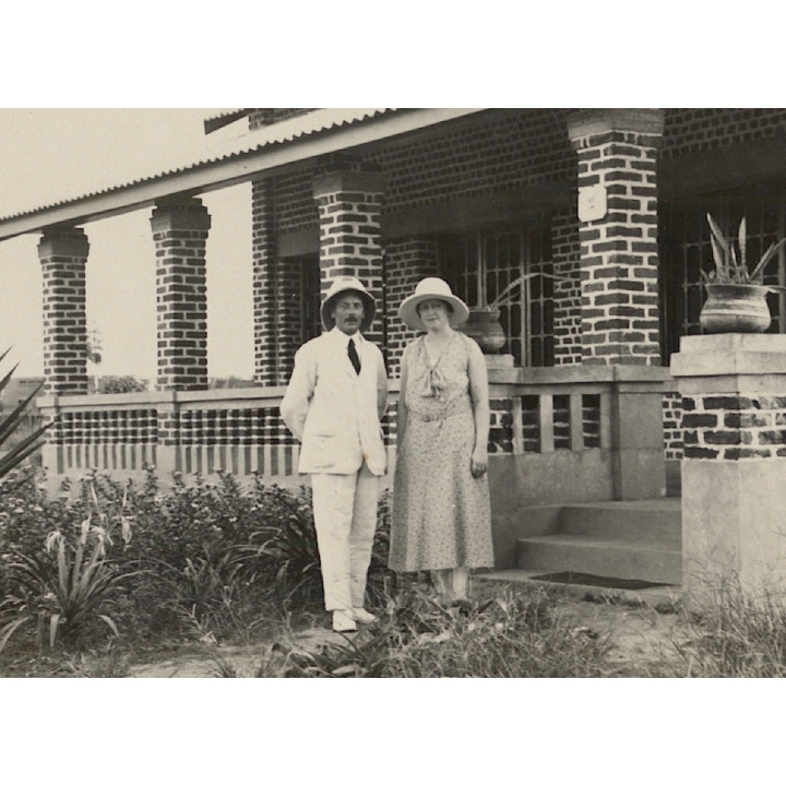 Congo Belge: Portrait Of Colonialist Couple In Front Of Their Mansion (Vintage Photo  ~1930s)