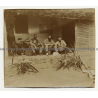 3 Colonial Masters & Native woman In Front Of Cottage / Congo (Vintage Photo Sepia 1914)