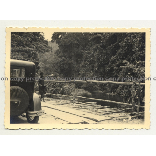 Backside Of Oldtimer On Bridge & Congolese Guy (Vintage Photo B/W ~1940s)