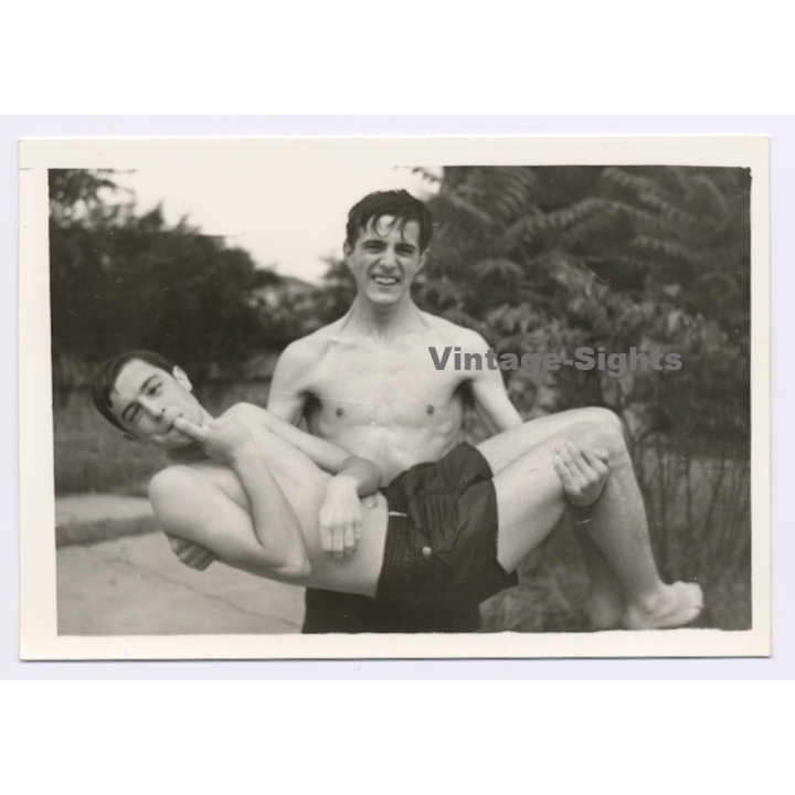Handsome Young Man Carries Friend in Swimming Trunks / Gay INT (Vintage Photo 1960s)