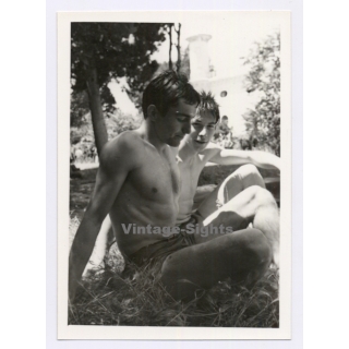 2 Handsome Young Men In Trunks Sitting On Meadow / Gay INT (Vintage Photo 1960s)