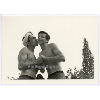 2 Muscular Topless Men About To Kiss / Gay INT (Vintage Photo 1960s)