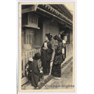 Japan: 3 Geishas in Temple / Mani-guruma (Vintage RPPC 1925)