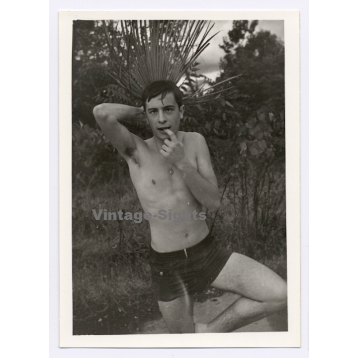 Handsome Muscular Young Man In Swim Trunks / Gay INT (Vintage Photo 1960s)