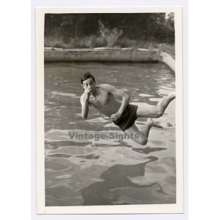 Muscular Young Man Jumps Into Swimming Pool / Gay INT (Vintage Photo 1960s)