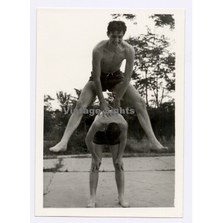 2 Muscular Young Men Play Leapfrog / Gay INT (Vintage Photo 1960s)