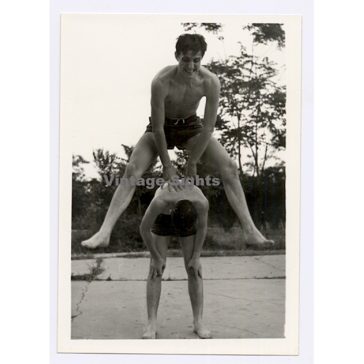 2 Muscular Young Men Play Leapfrog / Gay INT (Vintage Photo 1960s)