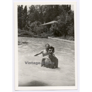 2 Topless Young Men in Swimming Pool / Gay INT (Vintage Photo 1960s)