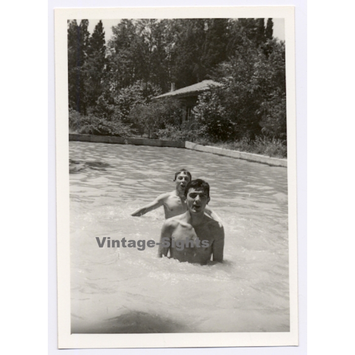 2 Topless Young Men in Swimming Pool / Gay INT (Vintage Photo 1960s)