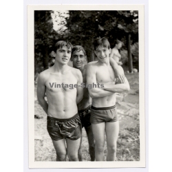 3 Young Men in Swim Trunks / Gay INT (Vintage Photo 1960s)
