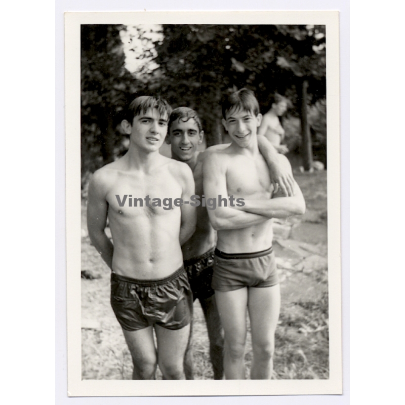 3 Young Men in Swim Trunks / Gay INT (Vintage Photo 1960s)