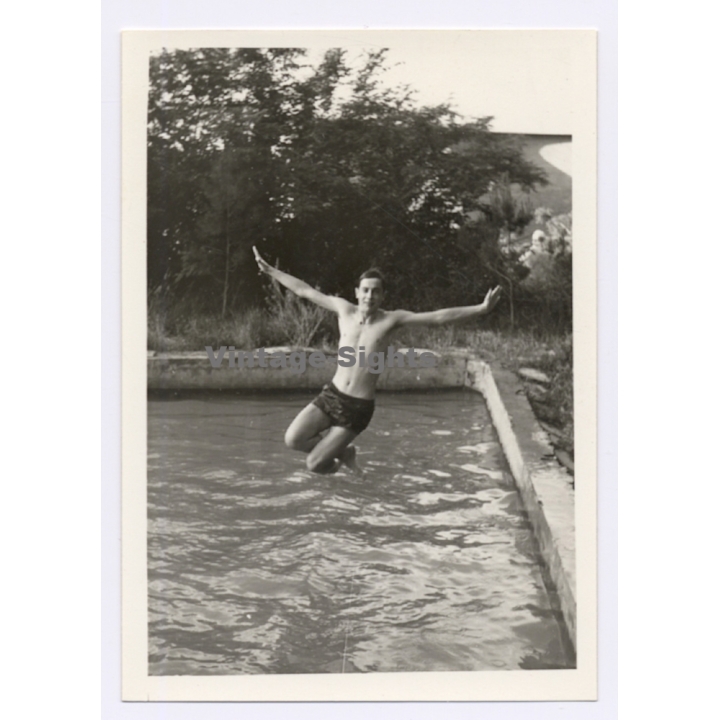 Handsome Young Man Jumping Into Pool / Gay INT (Vintage Photo 1960s)