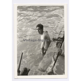 Handsome Young Man in Pool Looking At Camera / Gay INT (Vintage Photo 1960s)