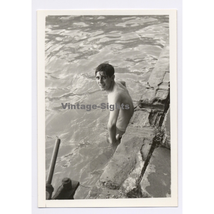 Handsome Young Man in Pool Looking At Camera / Gay INT (Vintage Photo 1960s)
