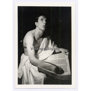 Handsome Topless Young Man in Toga*1 / Gay INT (Vintage Photo 1960s)