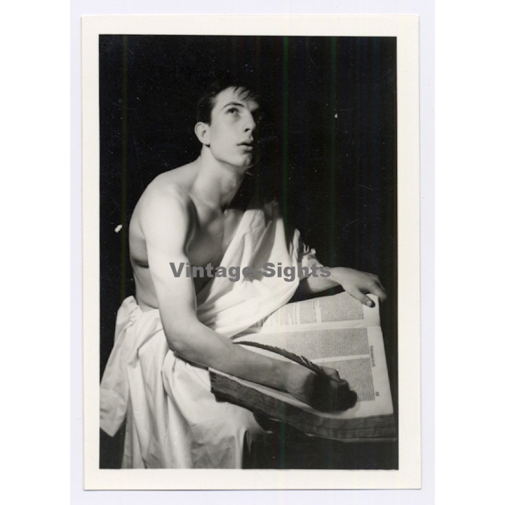 Handsome Topless Young Man in Toga*1 / Gay INT (Vintage Photo 1960s)