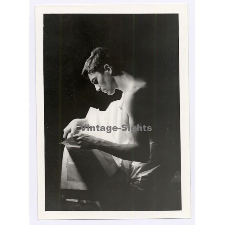 Muscular Topless Young Man in Toga Reads Book / Gay INT (Vintage Photo 1960s)