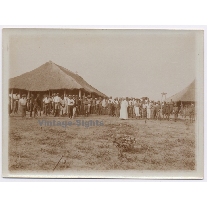 Royal Visit in Congo Belge 1928: Missionaries & Large Group Of Natives Outside Mission (Vintage Photo)