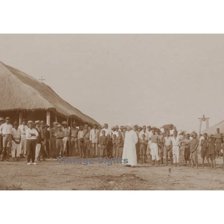 Royal Visit in Congo Belge 1928: Missionaries & Large Group Of Natives Outside Mission (Vintage Photo)