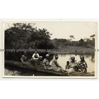 Congo: Native African Women & Kids In Dugout Camoe (Vintage Photo B/W 1930/1940s)