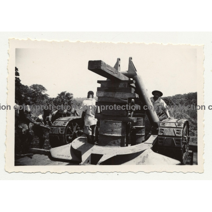 Gabenge - Bolobo / Congo: Tracked Construction Vehicle *1 / Natives (Vintage Photo B/W 1946)