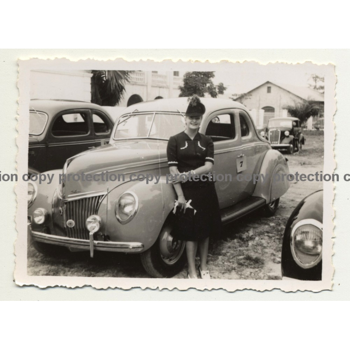 Léopoldville / Congo: Fancy Woman Poses Beside Ford Deluxe Tudor Sedan (Vintage Photo B/W 1939)