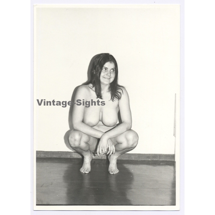 Erotic Study: Natural Chubby Dark-Haired Nude*1 / In The Squats (Vintage Photo GDR ~1980s)