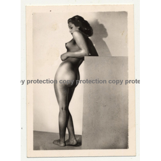Petite Shiny Woman W. Big Butt / Nude Art  (Vintage Photo B/W ~1940s)
