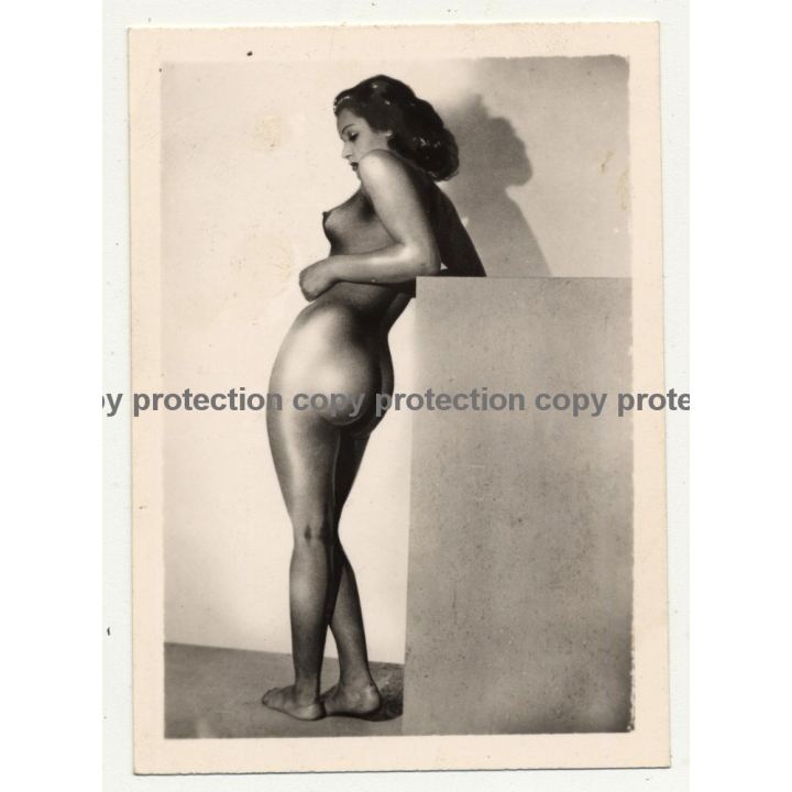 Petite Shiny Woman W. Big Butt / Nude Art  (Vintage Photo B/W ~1940s)