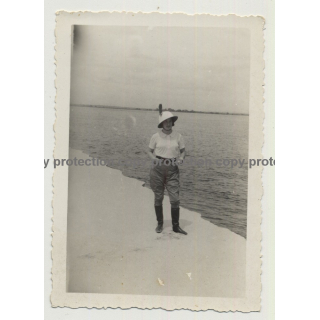 Congo / Africa: Colonial Woman W. Tropical Hat At Lake Shore (Vintage Photo B/W ~1930s/1940s)