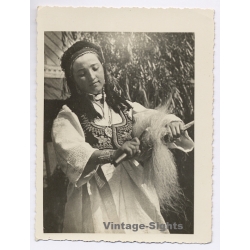 Travnik / Bosnia: Young Woman In Guča Gora Garb Spinning Wool (Vintage Photo ~1940s)