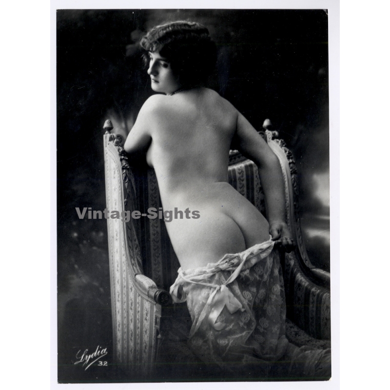 1920s Erotica: Belle Epoque Nude Flashes Butt / Boudoir - Risqué (Large Photo Reprint ~ 24x17CM)