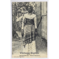 Madagascar: Femme Sakalave / Traditional Costume - Ethnic (Vintage PC 1900s/1910s)