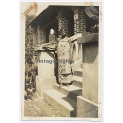 Congo Belge: Young African Woman On Stairs Of Colonial Villa (Vintage Photo ~1930s)