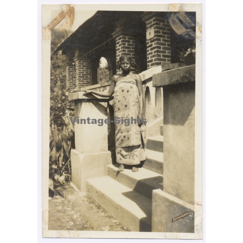 Congo Belge: Young African Woman On Stairs Of Colonial Villa (Vintage Photo ~1930s)