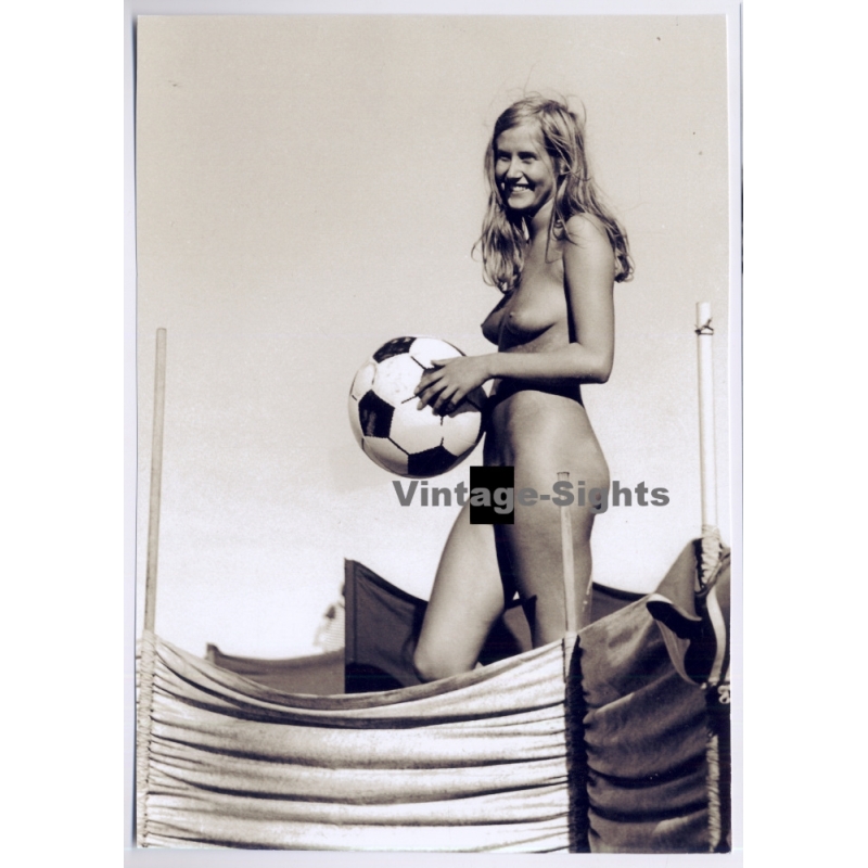 Artistic Erotic Study: Natural Blonde Nude With Beach Ball / Nudism (Large Digital Photo 30 x 21 CM ~2000s)