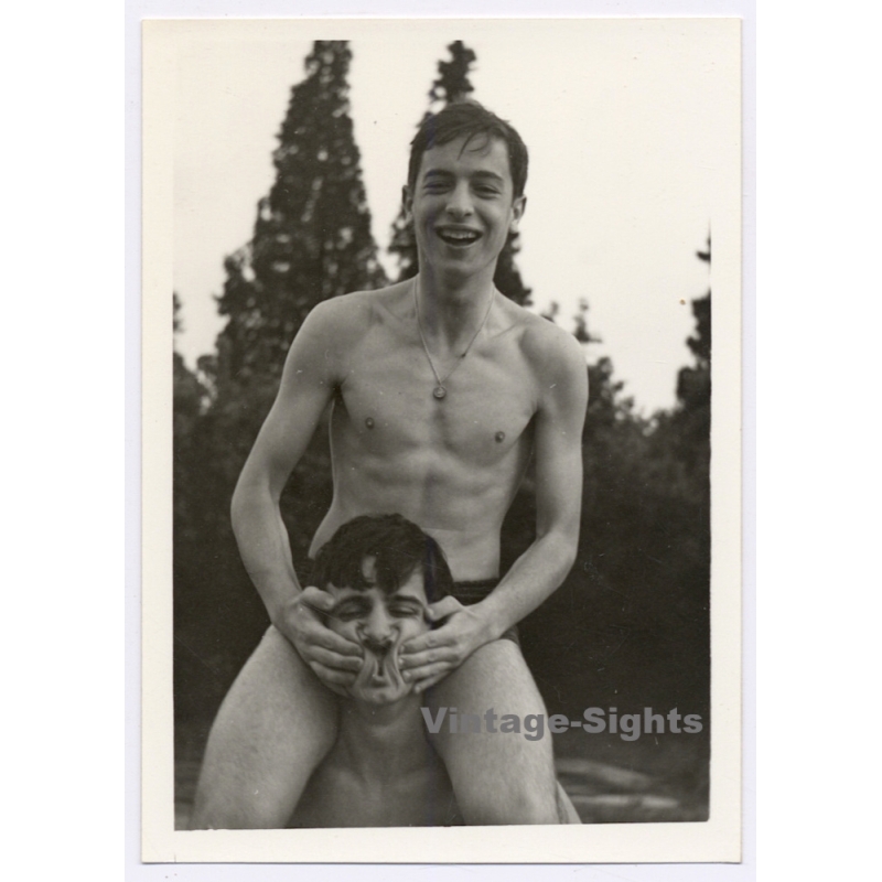 2 Young Topless Men Fool Around / Gay INT (Vintage Photo 1960s)