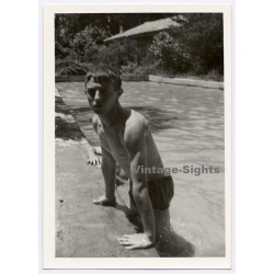 Muscular Young Topless Man In Swimming Pool / Gay INT (Vintage Photo 1960s)
