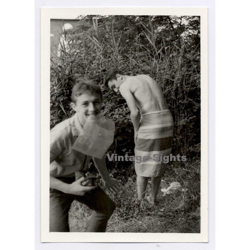 Funny Take Of Shy Young Man Wrapped In Towel / Gay INT (Vintage Photo 1960s)