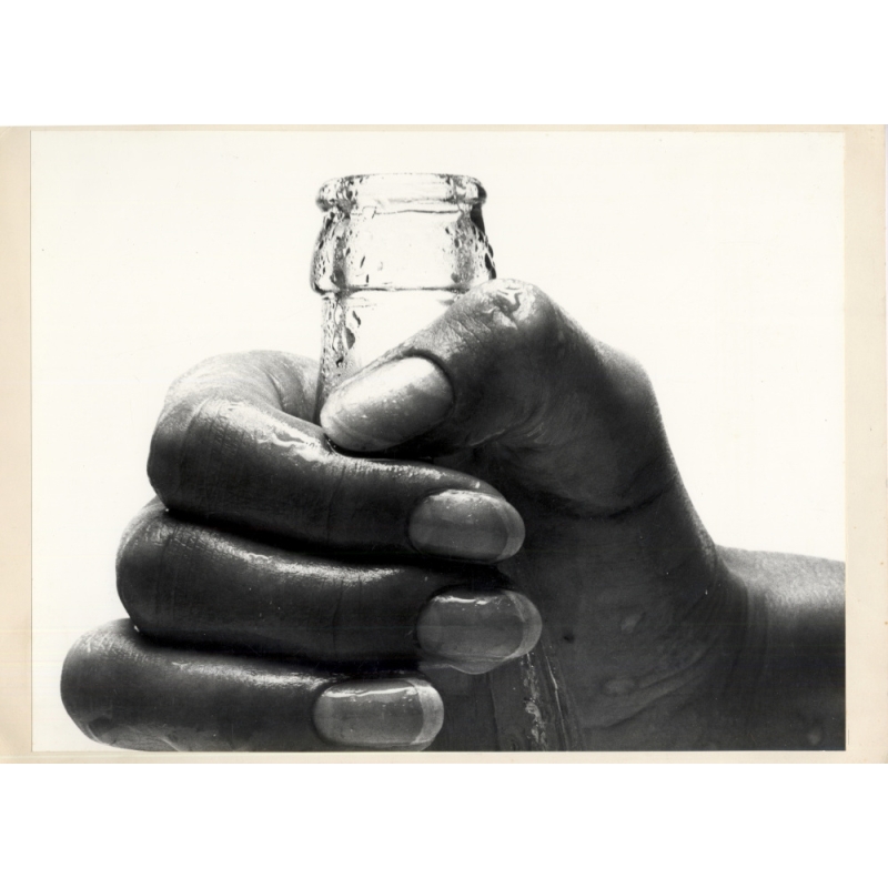 David Hamilton: Makro Hand Bottle / Ilford Portfolio (Vintage Glossy Photo On Cardboard 29.5 x 39 CM 1976)