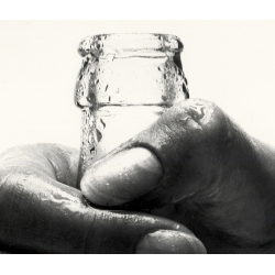 David Hamilton: Makro Hand Bottle / Ilford Portfolio (Vintage Glossy Photo On Cardboard 29.5 x 39 CM 1976)