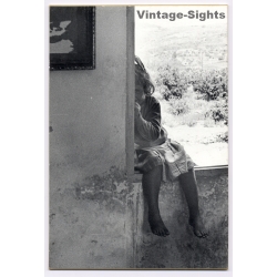 Lydia Nash / Bruxelles: Great Take Of Little Street Girl On Window Sill (Vintage Photo 1970s/1980s)