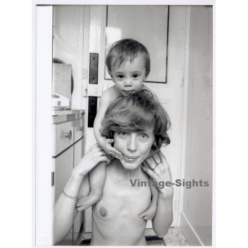 Jerri Bram (1942-2020): Proud Topless Mother Carries Son On Shoulders*1 (Vintage Photo ~1970s/1980s)