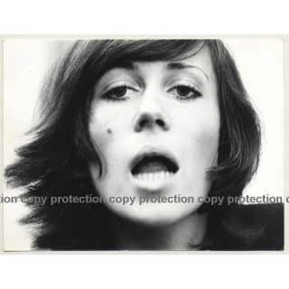 Great Shot Of Beautiful Womans Face In Motion / Mouth (Vintage Photo 1970s/1980s)