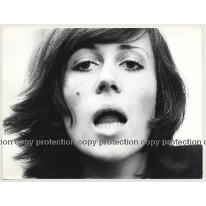 Great Shot Of Beautiful Womans Face In Motion / Mouth (Vintage Photo 1970s/1980s)