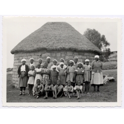 Bethlehem / Orange Free State (South Africa): African School Children Mission Rondavel Hut (Vintage Photo 1955)