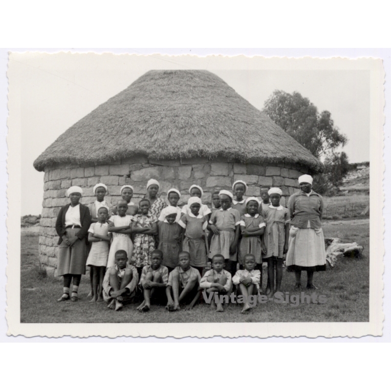 Bethlehem / Orange Free State (South Africa): African School Children Mission Rondavel Hut (Vintage Photo 1955)