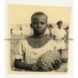 Congo-Belge: Portrait Of Pretty Young Girl With Pineapple (Vintage Photo B/W ~1940s/1950s)