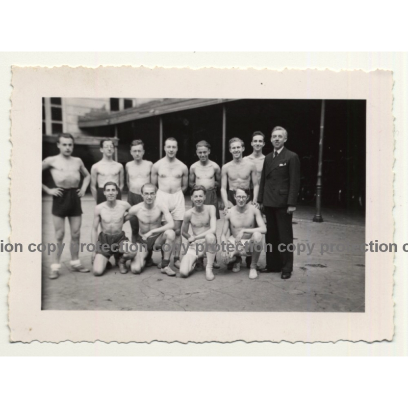 Group Of Topless Male Sportsmen *1 / Beefcake - Gay Int (Vintage Photo ~1940s) Group Of Topless Male Sportsmen *1 / Beefcake - Gay Int (Vintage Photo ~1940s)