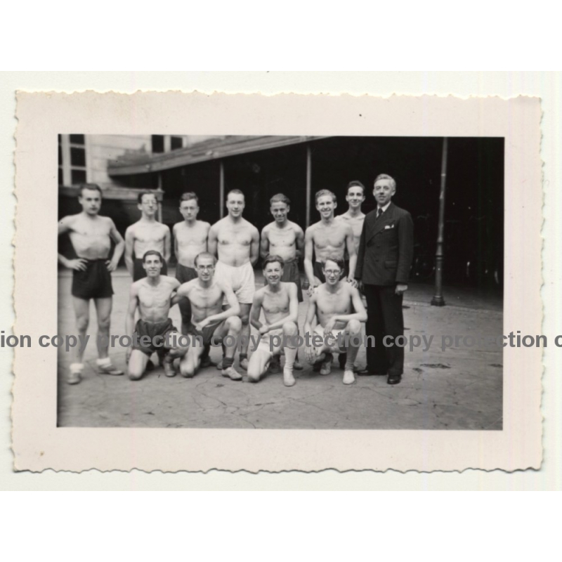 Group Of Topless Male Sportsmen *1 / Beefcake - Gay Int (Vintage Photo ~1940s)